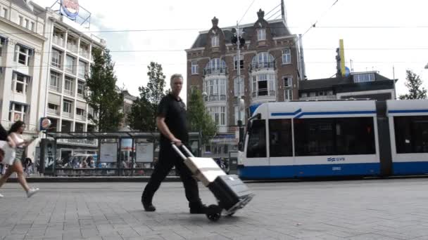 Трамвай Проходит Мимо Площади Лейдсеплейн Амстердаме Нидерланды 2019 — стоковое видео