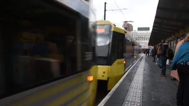 Τραμ Στο Σταθμό Piccadilly Στο Μάντσεστερ Της Αγγλίας 2019 — Αρχείο Βίντεο