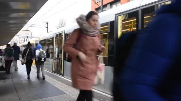 Τραμ Στο Σταθμό Piccadilly Στο Μάντσεστερ Της Αγγλίας 2019 — Αρχείο Βίντεο