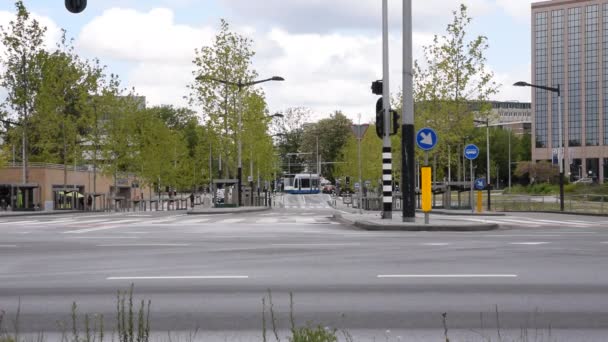 アムステルダム駅での距離のトラム オランダ2020 — ストック動画