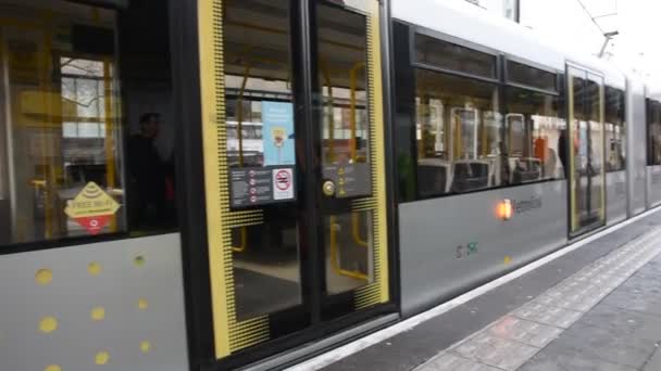 Straßenbahn Fährt Der Haltestelle Piccadilly Tram Manchester England 2019 Vorbei — Stockvideo