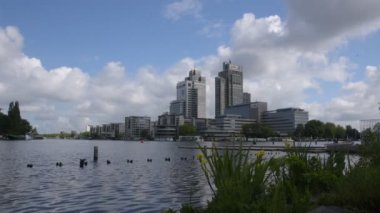25 Mayıs 2020 'de Amsterdam Amstel Nehri' ndeki Somerlust Park 'tan Cityscape' e