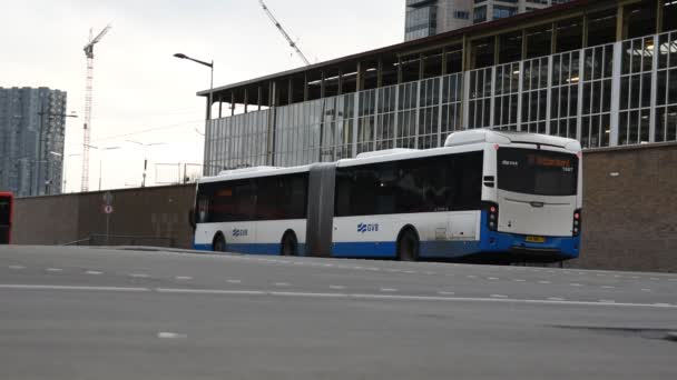 Jeden Autobus Stále Stojí Amsterdamu Nizozemsko 2019 — Stock video