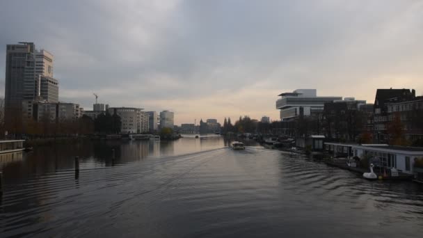 Visa Amstel River Amsterdam Nederländerna 2019 — Stockvideo