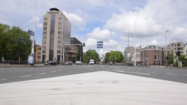 15 Mayıs 2020 'de Amsterdam' daki Sarphatti Plaza binasının etrafındaki Wibautstraat Caddesi 'ne bakın.
