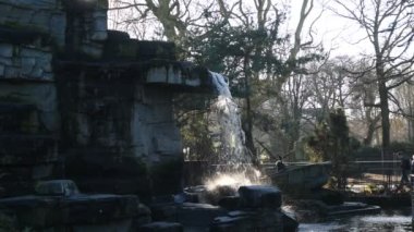 Şelale Amstedam 'daki Artis Hayvanat Bahçesinde Hollanda 2019