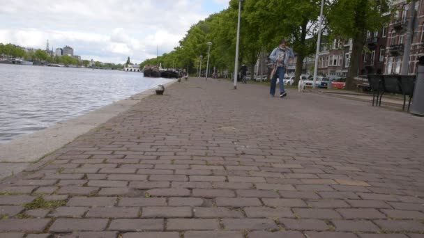 Amsterdam Amstel Nehri Boyunca Yürüyen Yol Hollanda 2020 — Stok video