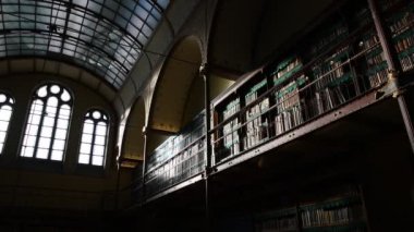 Rijksmuseum 'daki Eski Kütüphanenin Pencereleri Hollanda 2019
