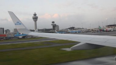 Bir KLM uçağından kanat Manchester İngiltere 2019 'a hareket ediyor.