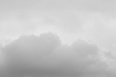 Siyah ve Beyaz Bulutların Arkaplanı