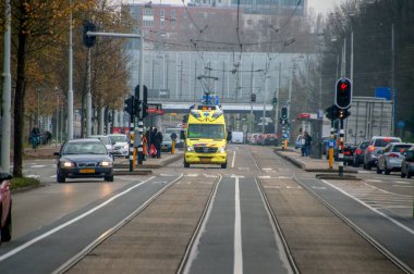 Amsterdam 'da Bir Sokakta Ambulans 2018 Hollanda