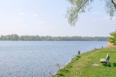Amsterdam 'daki Gaasperplas Gölü' ndeki banklar. Hollanda 2019