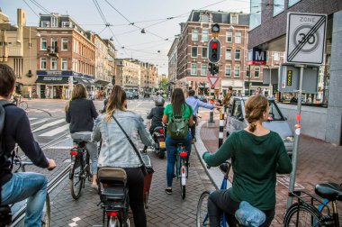 Amsterdam 'da Bir Durak Işığında Bisikletler Bekliyor Hollanda 2018