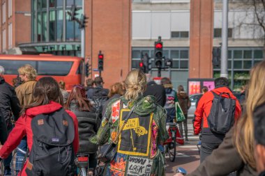 Amsterdam 'da kırmızı ışıkta bisikletler bekliyor Hollanda 2019