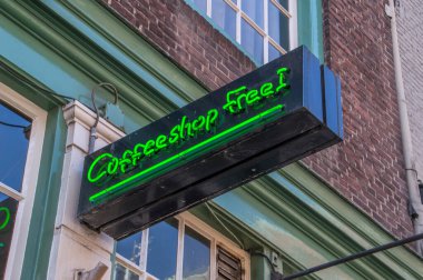 Reklam panosu kahvesi ücretsiz. Amsterdam 'da. Hollanda 2018.