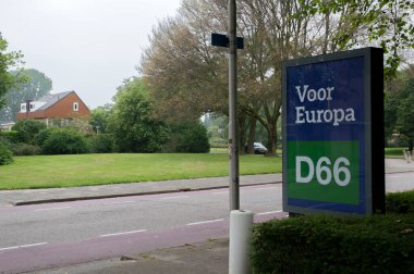 Hollanda, Amstelveen 'deki otobüs durağında D66 billboard.