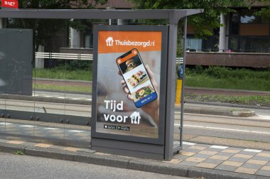 Billboard Thuisbezorgd.nl Bir tramvay durağında Amsterdam 2019