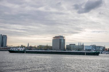 Amsterdam 'daki IJ Nehri' ndeki Tekne Hollanda 2019