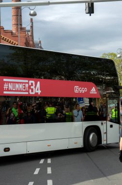 Otobüs Ajax şampiyonları için Amsterdam 'daki sezon partisinin sonunda partiden ayrılıyor. Hollanda 2019