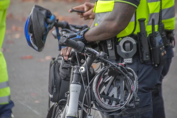 Stäng Polisen Män Med Cyklar Amsterdam Nederländerna 2018 — Stockfoto