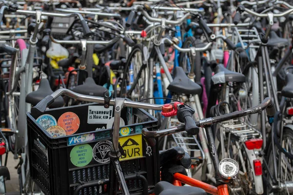 Close Fahrräder Amsterdam Niederlande 2021 — Stockfoto