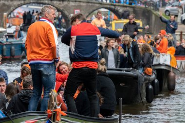 Amsterdam 'da Teknelerde Kalabalık 2019 Hollanda' da