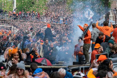 Amsterdam 'da Teknelerde Kalabalık 2019 Hollanda' da