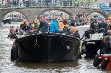 Amsterdam 'da Teknelerde Kalabalık 2019 Hollanda' da