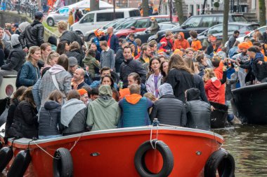 Amsterdam 'da Teknelerde Kalabalık 2019 Hollanda' da
