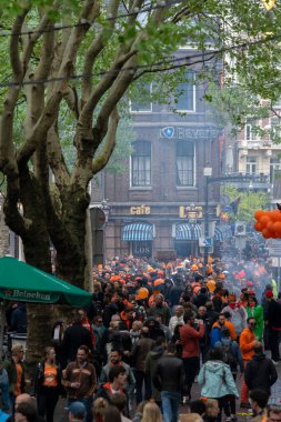 Amsterdam 'ın Merkezindeki Kalabalık, Hollanda 2019