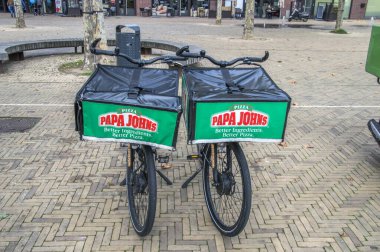 Papa John 'un Diemen' deki restoranından bisikletle teslimat. Hollanda 2018.
