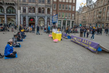 Hollanda, Amsterdam 'daki Baraj Meydanı' nda Falun Dafa Gösterisi