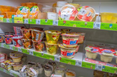 Osaka Japonya 2016 'daki Lawson Marketinde Tatlı Satışı