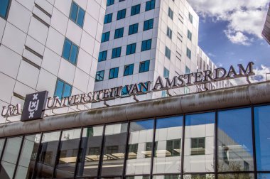UVA Üniversitesi 'nin Amsterdam' daki Roeterseiland Kampüsü 'ne girişi Hollanda 2018