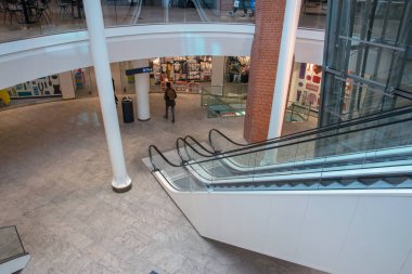 Amsterdam 'daki Kalverpassage Alışveriş Merkezi' nde yürüyen merdiven. Hollanda 2019