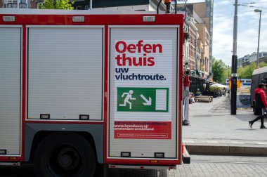 Amsterdam Leidseplein 'daki itfaiye kamyonu. Hollanda 2019.