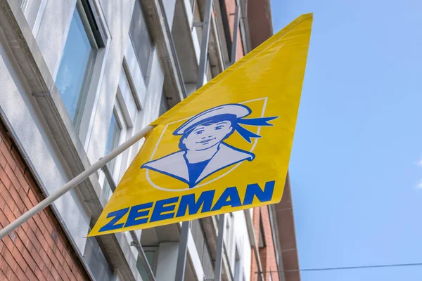 Amsterdam 'daki Zeeman Mağazasının Önünde Bayrak 2019