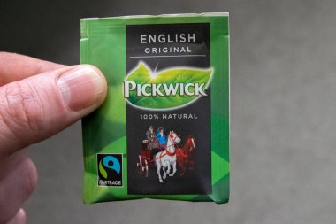 Amsterdam 'da bir Pickwick Teabbag tutuyor Hollanda 2019