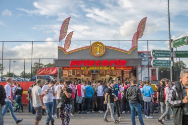 Fransız kızartmaları Amsterdam 'daki Johan Cruijff Stadyumu' nda duruyor. Hollanda 2018.