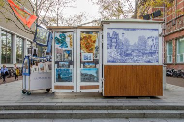 Amsterdam 'daki Van Gogh Müzesinin yanındaki hediyelik eşya dükkanı. Hollanda 2018.
