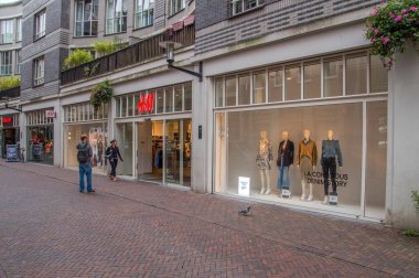 Amsterdam Doğu 'daki H & M Mağazası Hollanda 2018