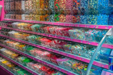 Schiphol Havaalanı 'ndaki Jamin Candy mağazasında. Hollanda 2019.