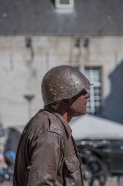 Amsterdam Baraj Meydanı 'nda 2. Dünya Savaşı' nın Yaşayan Heykeli 2018 Hollanda