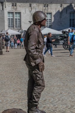Amsterdam Baraj Meydanı 'nda 2. Dünya Savaşı' nın Yaşayan Heykeli 2018 Hollanda