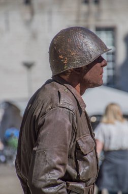 Amsterdam Baraj Meydanı 'nda 2. Dünya Savaşı' nın Yaşayan Heykeli 2018 Hollanda