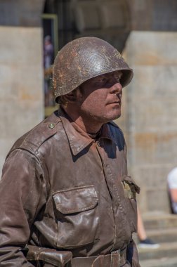 Amsterdam Baraj Meydanı 'nda 2. Dünya Savaşı' nın Yaşayan Heykeli 2018 Hollanda