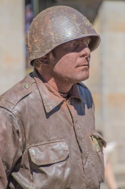 Amsterdam Baraj Meydanı 'nda 2. Dünya Savaşı' nın Yaşayan Heykeli 2018 Hollanda