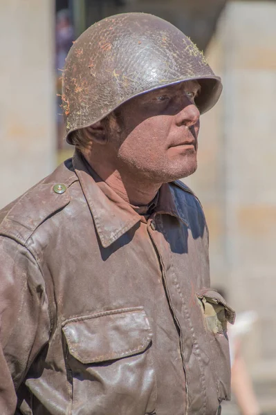 Amsterdam Baraj Meydanı 'nda 2. Dünya Savaşı' nın Yaşayan Heykeli 2018 Hollanda