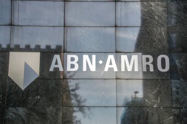 ABN AMRO Bankasının Amsterdam 'daki genel merkez binasının logosu Hollanda 2018
