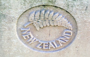 Amsterdam 'daki Nieuwe Ooster Mezarlığı' nda Yeni Zelanda Eyaleti Savaş Mezarları Üzerine Yeni Zelanda Logosu 2019